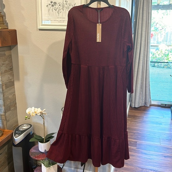 BloomChic Dresses & Skirts - NWT BloomChic Burgundy Ribbed Long Sleeve Maxi Dress